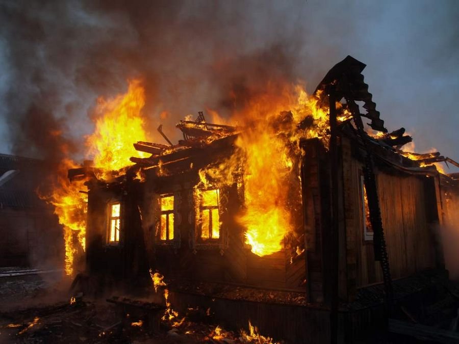 К чему снится сгоревший дом - Приснилось что горит дом