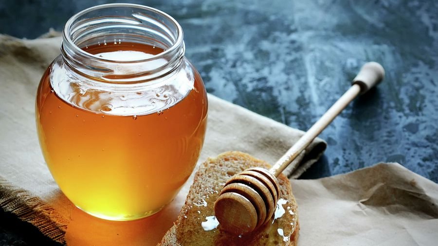 Сонник Банки меда: К чему снится кушать мед во сне